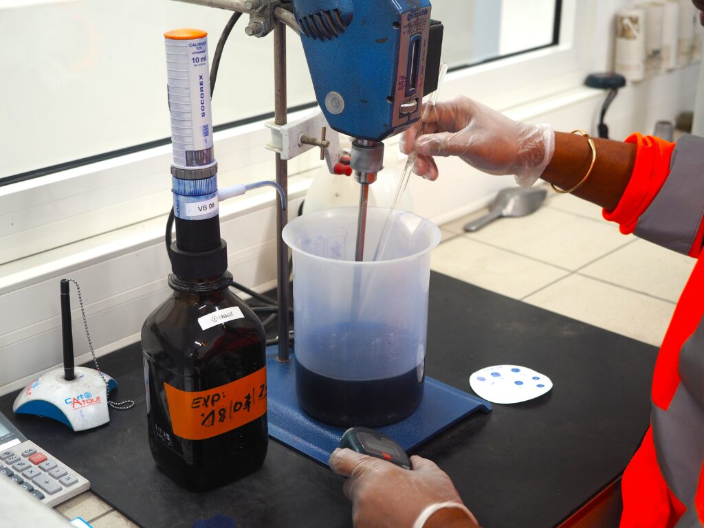 Test de liquide bleu par un technicien