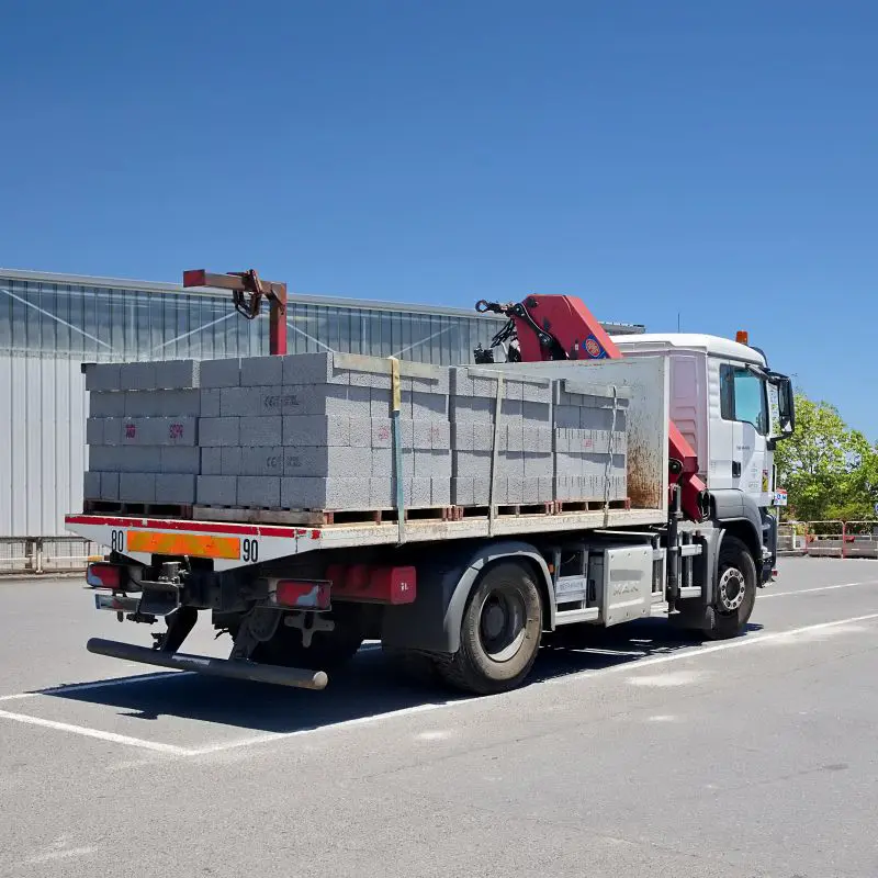 Camion transportant des blocs