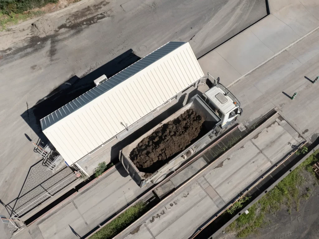 Vue drone d'un camion transportant des granulats