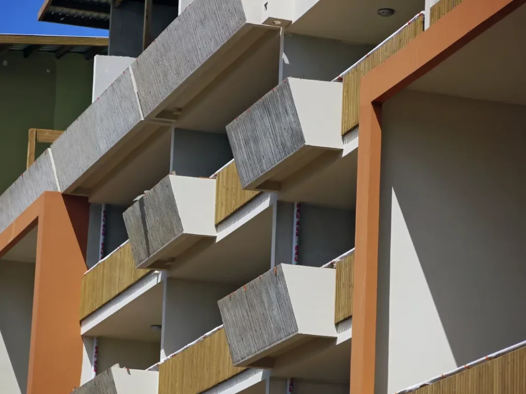 Immeuble avec des jardinières préfabriquées par SCPR