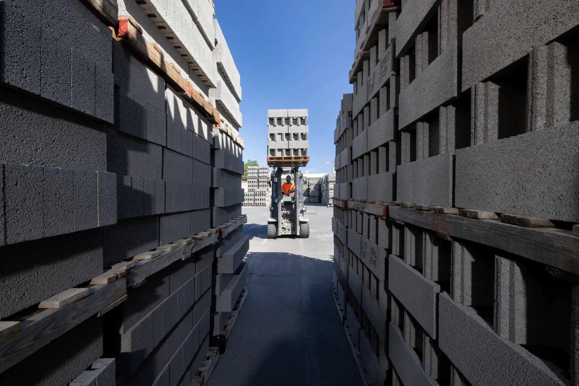 Cariste levant une palette de blocs