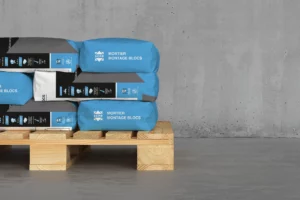Palette avec des sacs de mortiers de montage SCPR