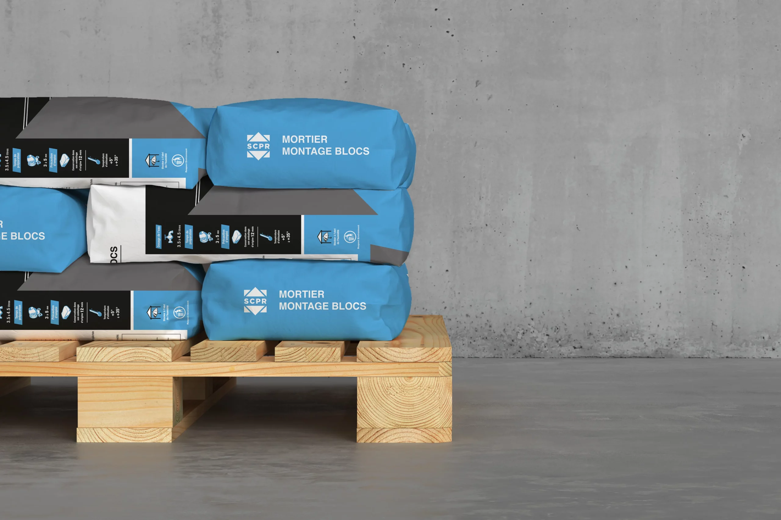 Palette avec des sacs de mortiers de montage SCPR