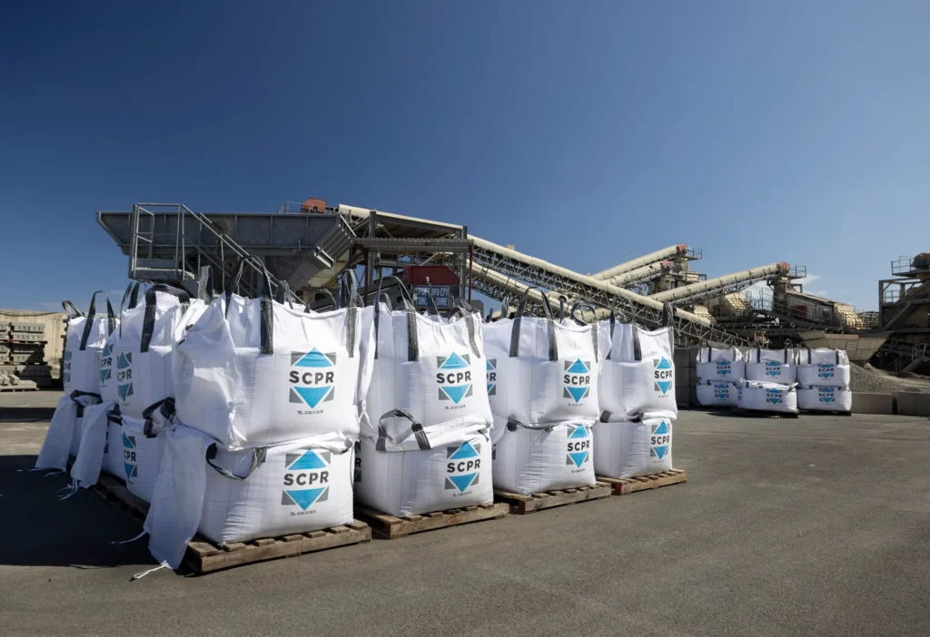 Rangées de BIG BAGS SCPR sur le site du Port