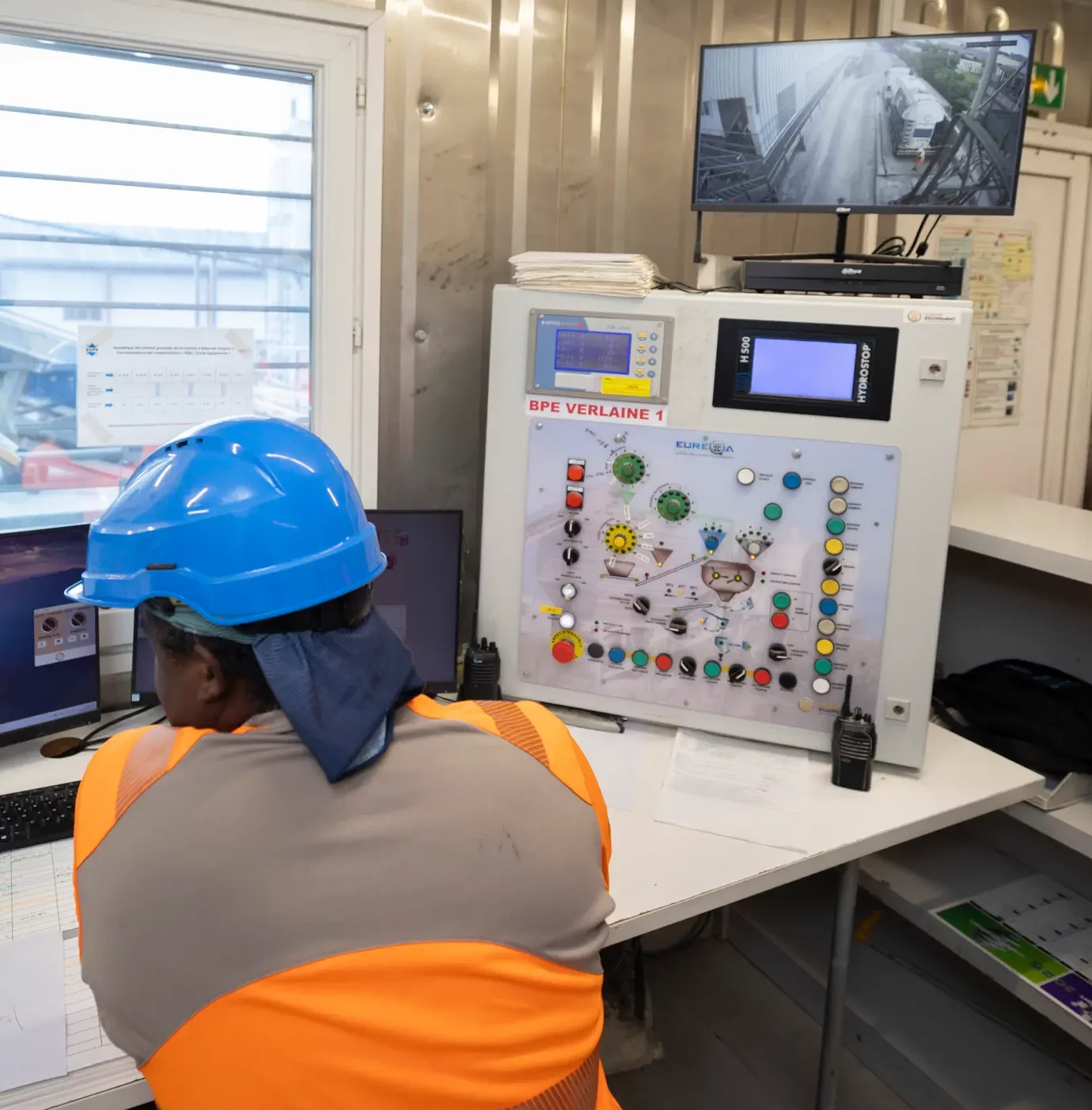 Salarié de dos devant les commandes de la centrale BPE