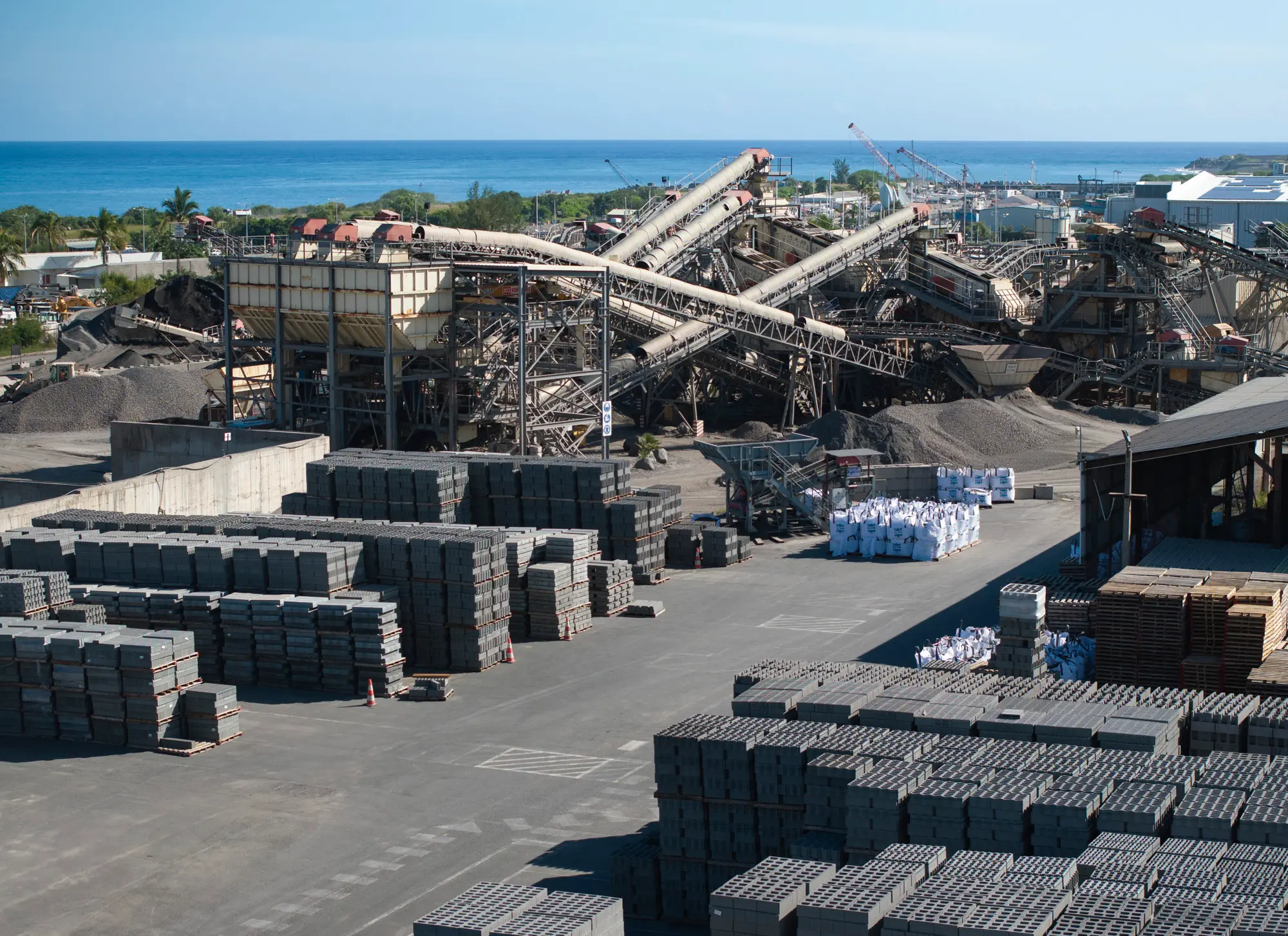 Vue drone du site du Port avec l'installation de concassage et le parc blocs