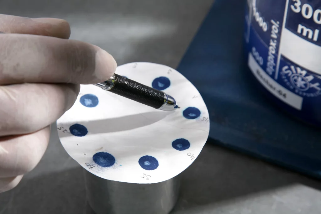 Test de liquide bleu au laboratoire