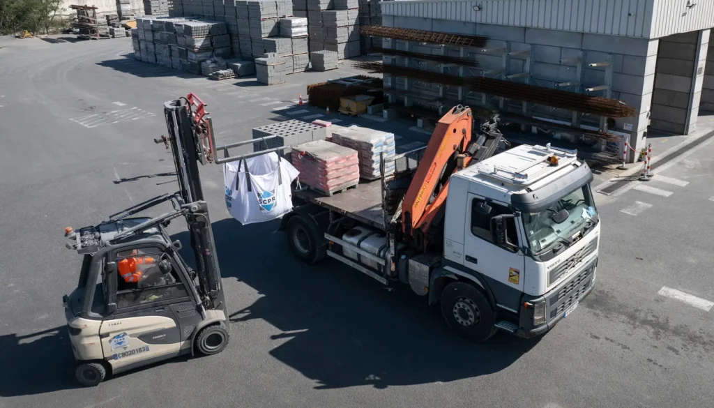 Cariste en train de charger un BIG BAG SCPR sur un camion à grue